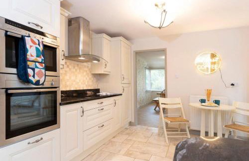 Hot Tub Free Parking 5 Bedroom Large Space - Photo 10