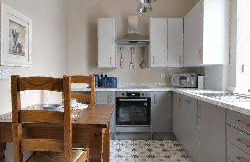 Lovely Hudds home, x4 double bedrooms & parking - Foto 1