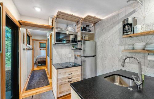 Two Pines - Unique container home w/hot tub - Downtown - Trailer Parking - Pet friendly - Foto 15