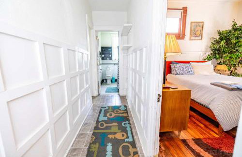 Step Back in Time Charming Victorian with Modern Amenities - Foto 9