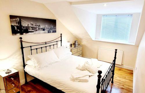 Apartment 4 - striking, 2 bedroom luxury apartment - close to town, mainline rail & theatre - Photo 1