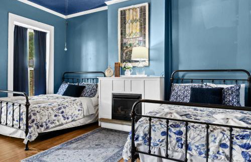 Elegant Manor w Private Yard & Modern Amenities - Foto 40