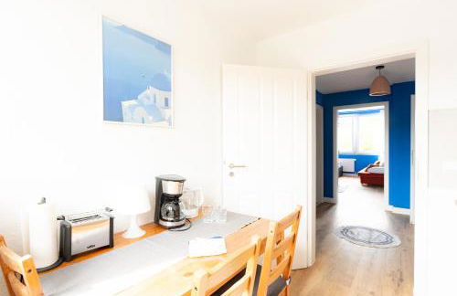 - Ocean Haven Deluxe with Coastal Charm - 2-Room Sea-Inspired Apartment 75 qm - Central Location - Elegant Nautical Design - Renovated in 2024 with TV & Netflix - Full Kitchen & Free Parking - Near Metro & Airport - King Beds - - Photo 24