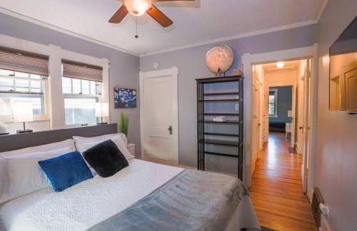 Charming 1920s Retreat Modern Kitchen 5 minutes to Dining and Med District - Foto 34