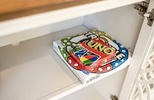 Spacious 5BR Getaway w Game Room & Modern Comfort - Photo 41