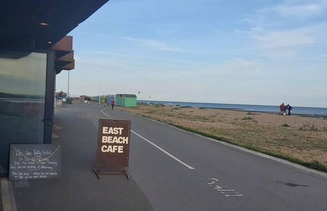 Seafront Apartment Private Garden & Free Parking - Foto 28