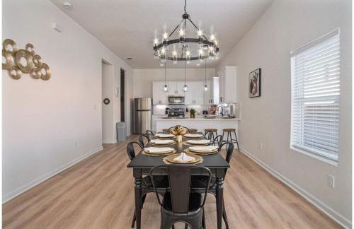 5BR3BA Minutes from the Action with Skyline Views - Foto 7