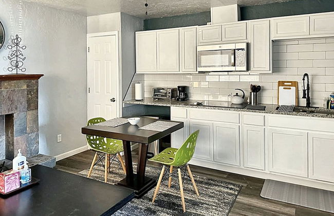 Budget Friendly Studio With Wifi Smart TV 32C - Photo 10