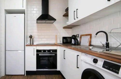 Stylish and Spacious Studio -4 minutes walk to Beach - Photo 17