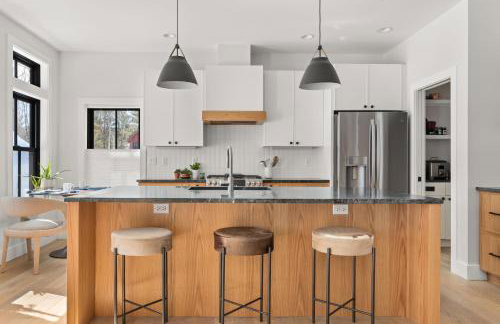 New & Modern Townhouse Close to Skiing, Brand New Hot Tub - Photo 17