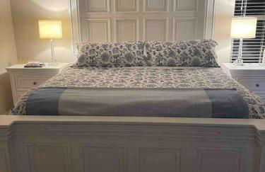 Lovely Woodlands home w/heated pool and spa! - Foto 17