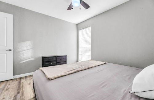 Relaxed 2BR Condo Close to Dining and Entertainment - Foto 7