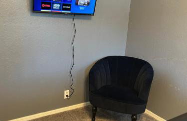 Great Edmond home, near OKC with 3 beds, Wi-fi, cold AC, and central heat, fully fenced backyard - Foto 3