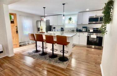 Spacious 4BR home w 2BA, a workspace & king bed! - Foto 9