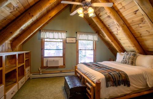 Poconos True Log Cabin with Sauna, Movie Theather, Hot Tub & Fire Pit! - Foto 33