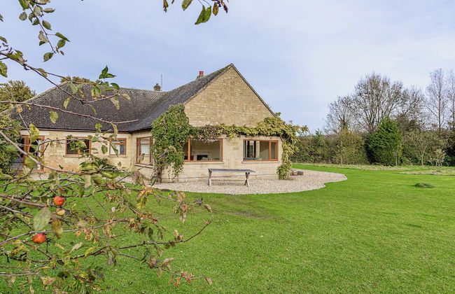 Charming 3BD Cotswolds Family Retreat - Photo 29