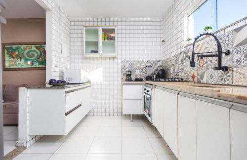 Refúgio Tropical Casa de Praia com Piscina e 4 Suítes e garagem 3 carros, 800 mtrs da praia internet 700 mbps, condomínio privado com pista de skate , quadra de futevôlei , campos e quadras de futebol! - Foto 4