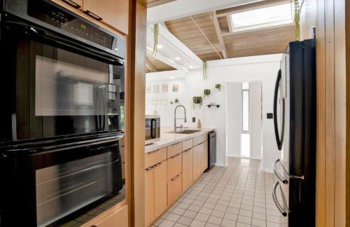 Midcentury Modern - Pool & Hot tub - Retro Retreat - Foto 28