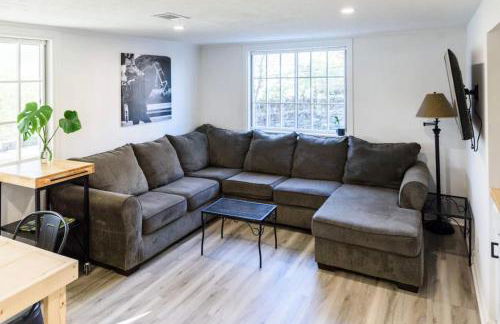 Spacious 5-Bedroom Retreat for 12 in Serene Neighborhood Near Louisville's Best Attractions - Photo 9