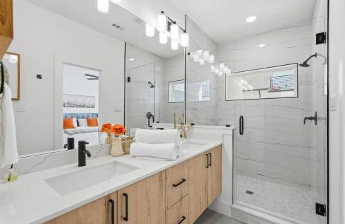 Modern 3BR Home w/ Rooftop • 5 min to Downtown - Foto 13