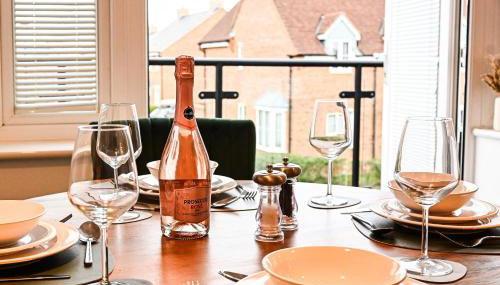 Spacious 2 Bedroom Balcony Flat with Parking and Fast WiFi - Foto 2