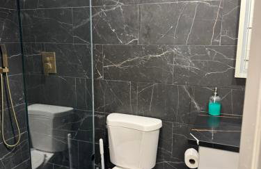 Modern Getaway with Free Parking Near Downtown and NRG - Foto 17