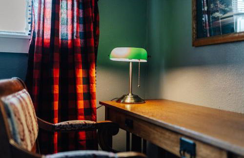 Cozy stay at Twin Treehouse in UT, Moody with Free parking - Photo 23