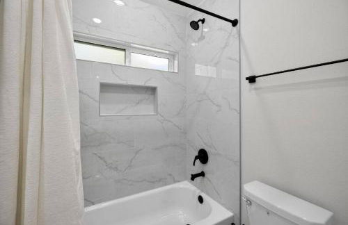 Luxury Home: Mins to NRG, Hobby Airport & Midtown - Foto 26