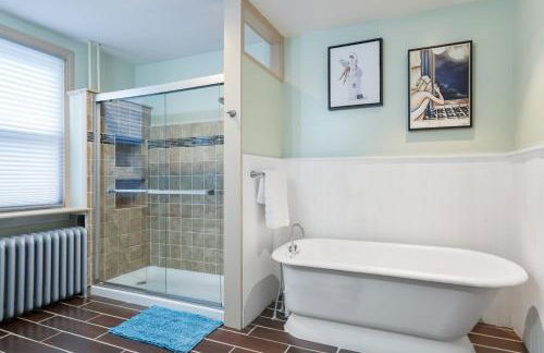 Spacious Broadway Home Downtown Western Modern Charm with parking - Photo 30