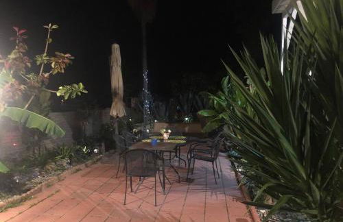 Cozy beach home walking distance from ocean - Foto 22