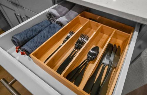 Luxe King Suite, Cozy Sectional, Gym, Pool, U of A - Photo 45