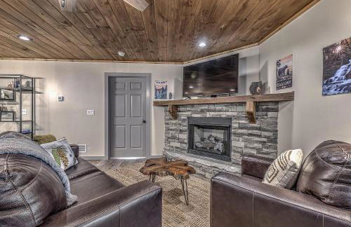 5-Star Cabin wHot Tub, Game Room, & Resort Perks! - Foto 8