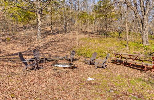 Hike, Fish and Explore Family Cabin in Sulphur! - Foto 28