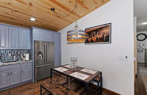 Stylish Elysian Big Bear Cabin w Enclosed backyard - Photo 11