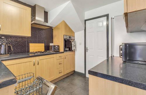 Group-Friendly 4-BR Home with Space & Comfort - Foto 31