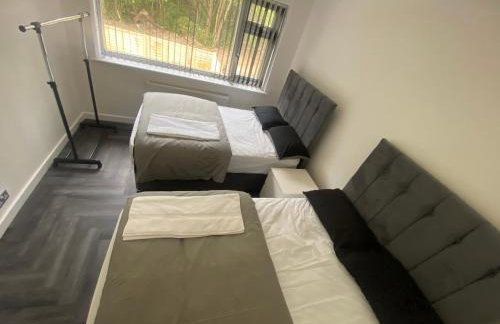 Modern 3 Bedroom Holiday Home -Jaquzzi Bath -Private Parking-suitable for contractors - Free WiFi - Foto 3