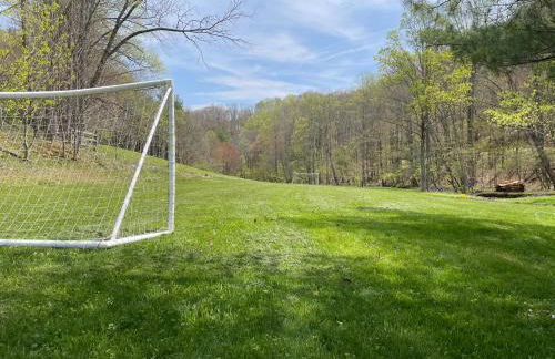 Creekside Getaway - King Bed - Full Kitchen - Foto 37