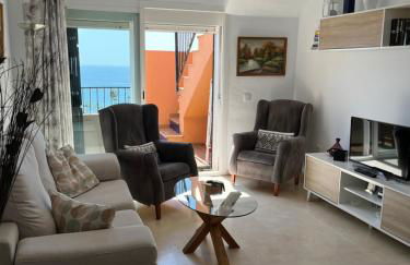 Ático con Vistas al Mar y con Piscina frente a Castillo Sohail - Photo 15