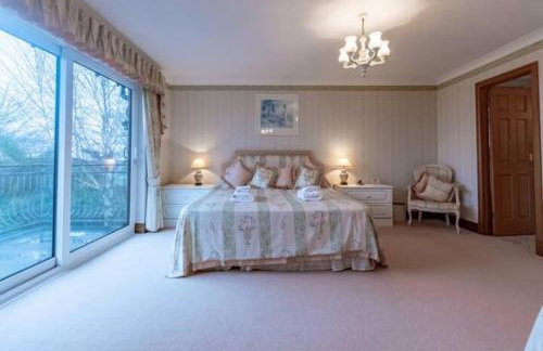 Tudor Style Seafront Home Sea Views Shoebury - Pass the Keys - Foto 16