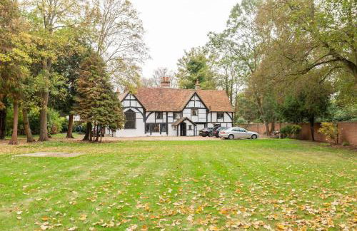 Dorney Windsor Legoland 5 Star Stay for upto 14 guests - Photo 2