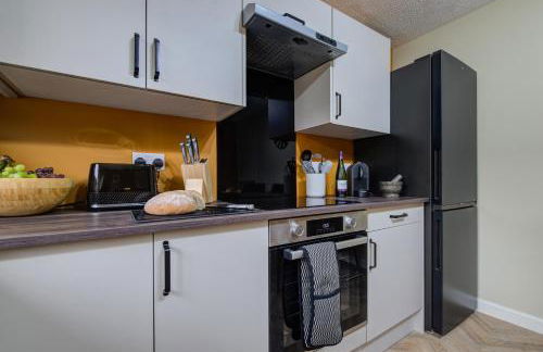 Central 3-Bedroom House Sleeps 5 with Parking - Foto 24