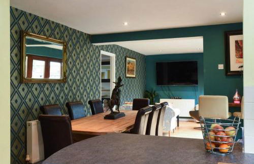 Air Maison - Large Family Home with Pool Table - Photo 6