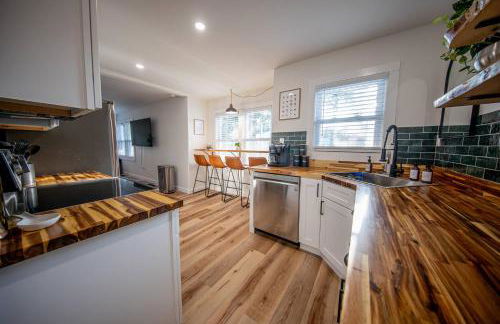 Centrally Located Cozy Modern Home in Bethel - Foto 25