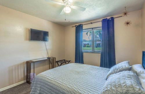 Spacious Home - Pet Friendly with Fenced Backyard - Foto 13