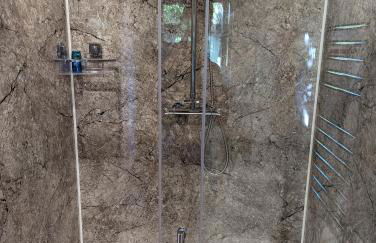 Red darren luxury hut - Photo 7