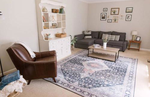 ~ The Cozy Farmhouse ~ | Sleeps 10+ | Farm Views - Foto 26