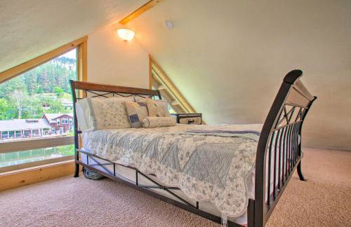 Waterfront Cabin with 2 Boat Docks and Mtn Views! - Foto 14