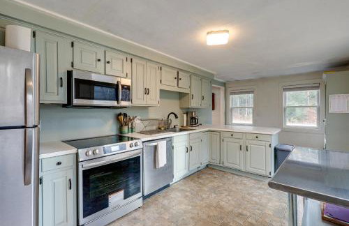 Expansive Wilmot Escape with Deck Near Skiing! - Foto 10