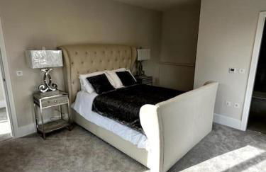 Luxury 4-bed home with club room - Photo 18