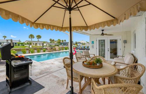 Brand New Saltwater Pool! - Waterfront Canal - Luxury Home - Foto 47